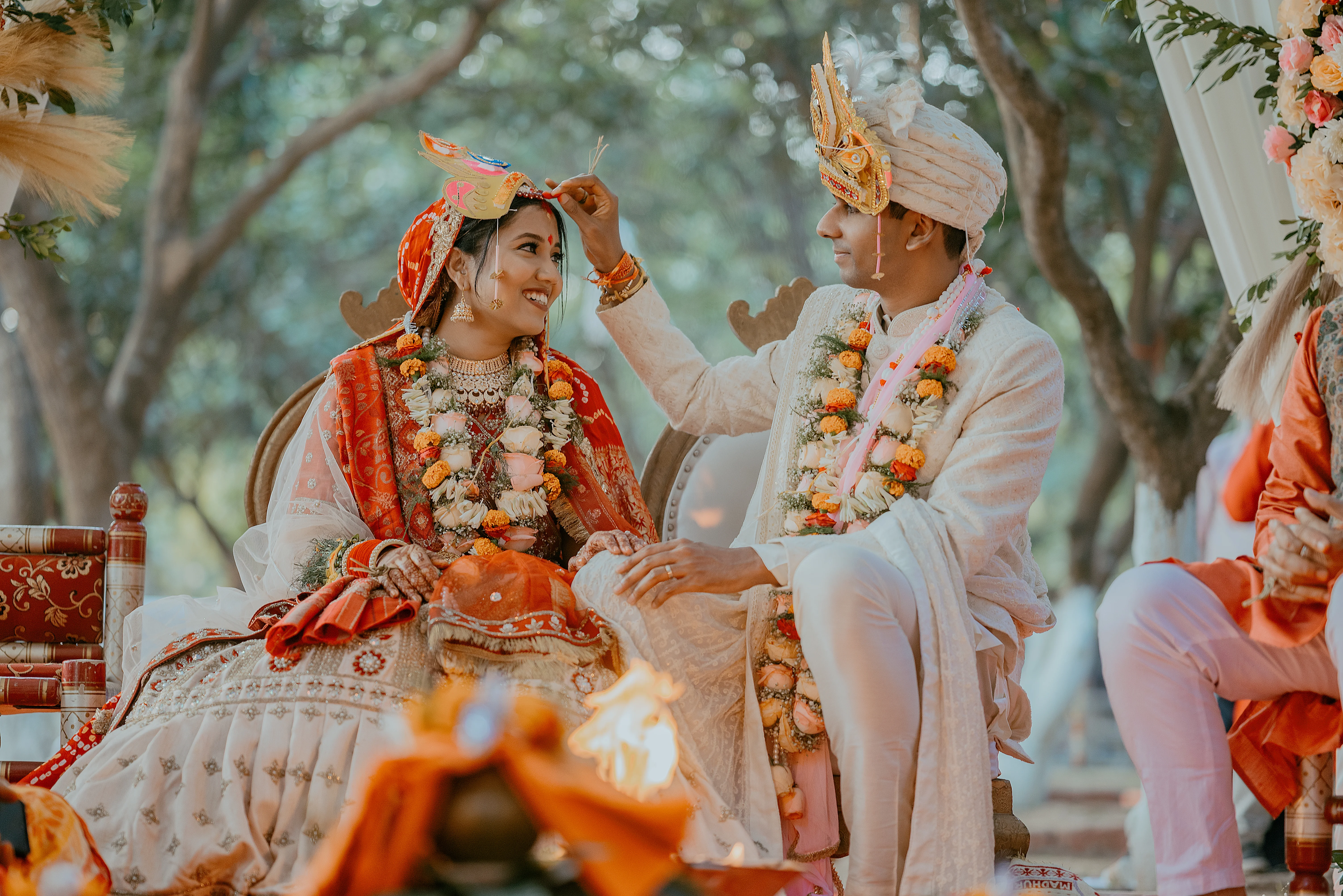 Shaadi ke couple photo – romantic close-up during the wedding ceremony.