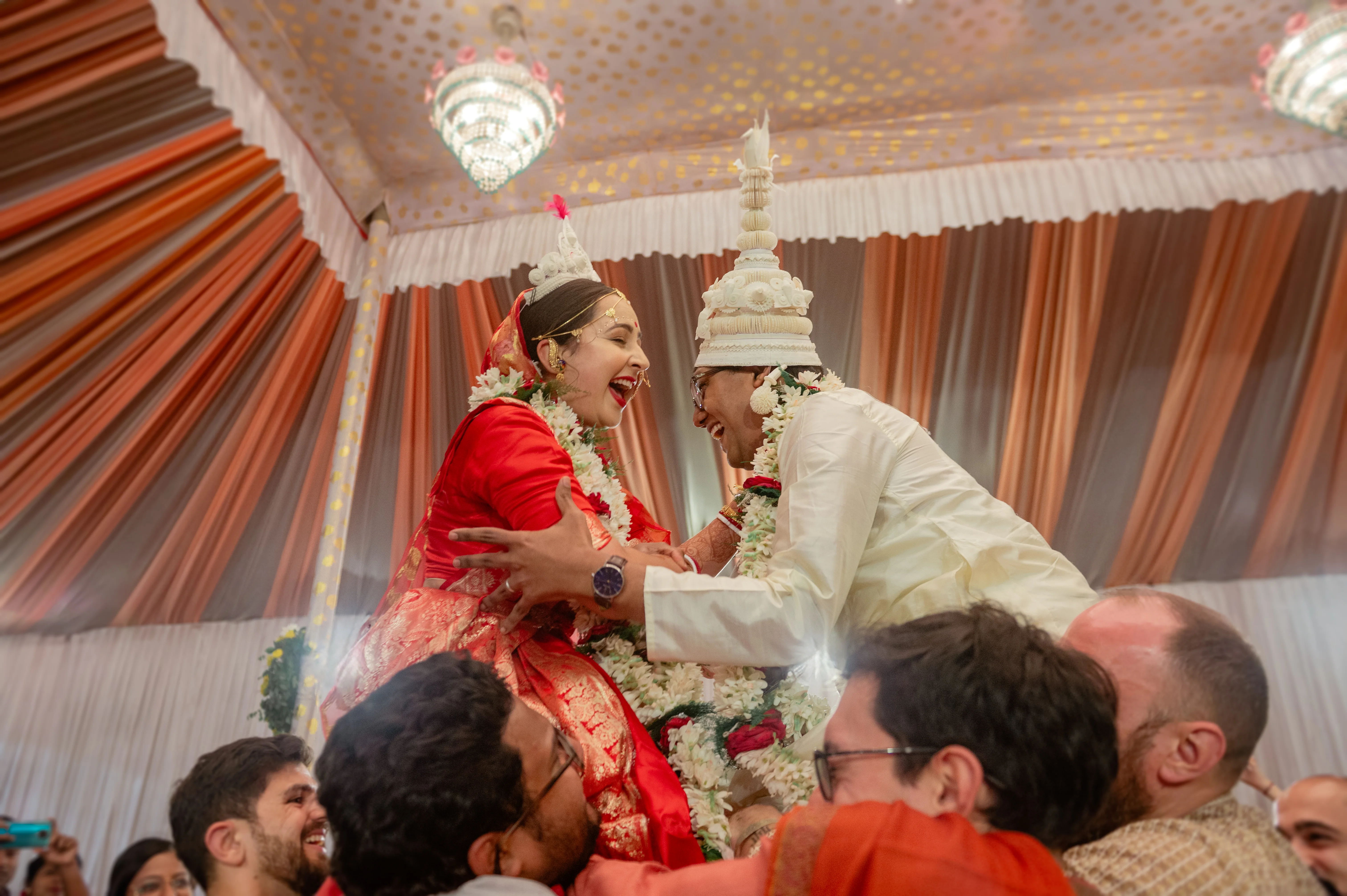 Candid dulhan couple photo during wedding Kolkata