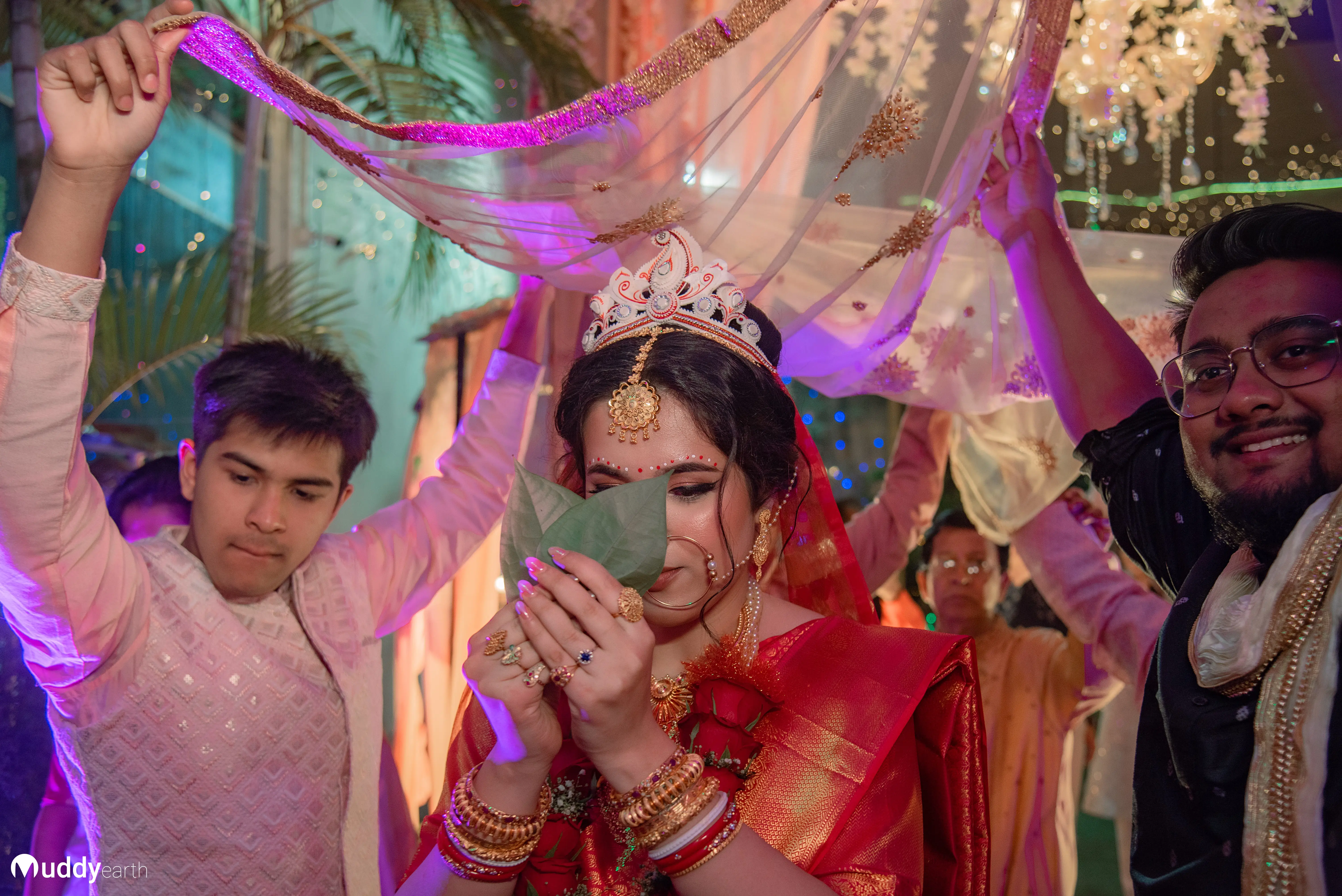 Captures key moments and highlights from your wedding day