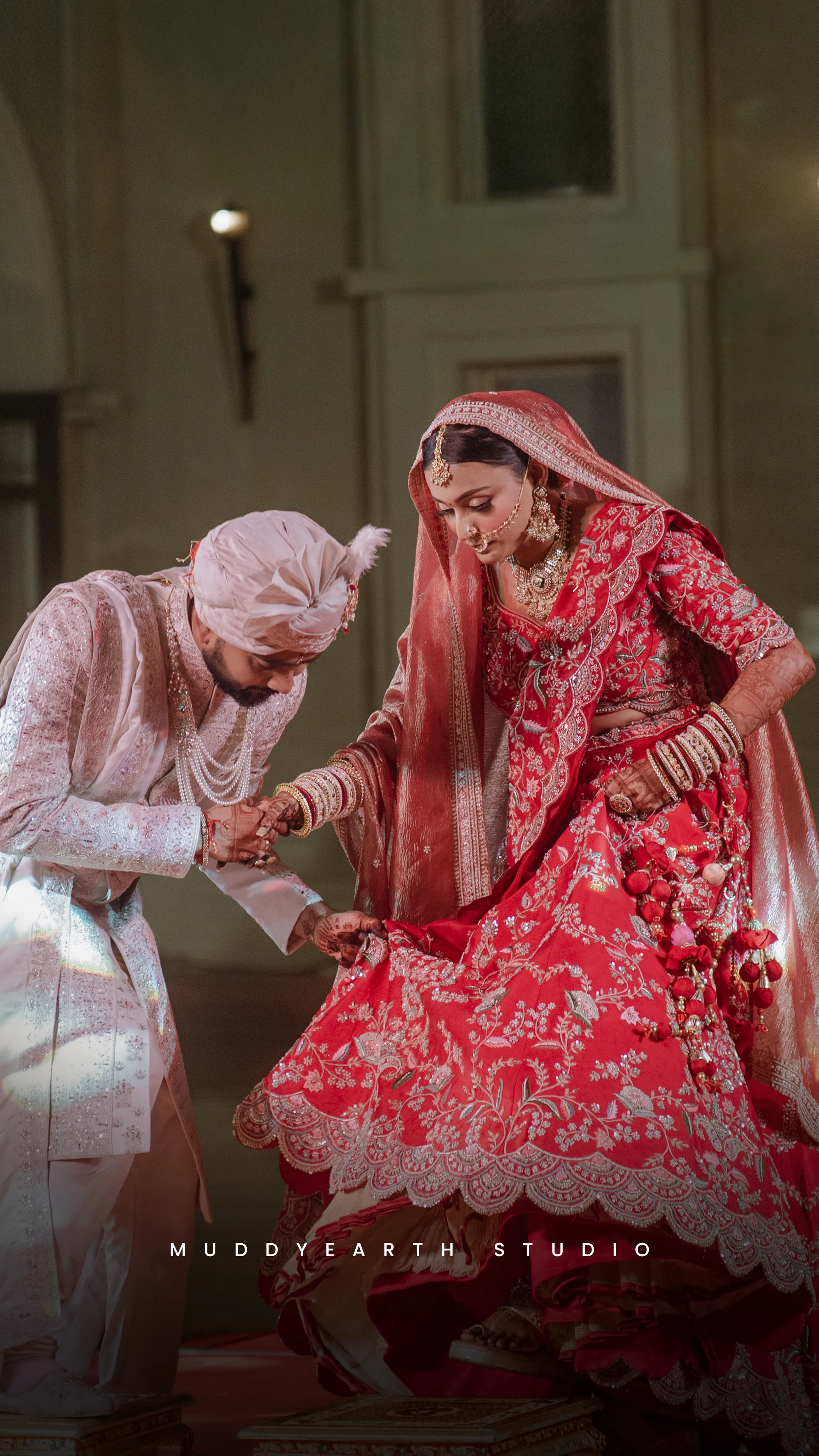 Candid wedding moments captured by Muddyearth in Varanasi